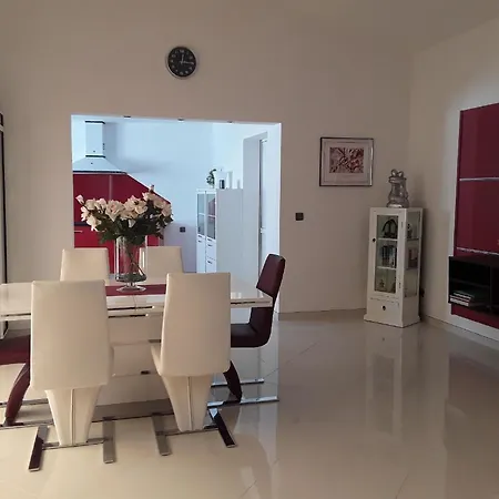 Sonniges Ferienhaus Mit Grill, Garten Und Pool Holiday home *