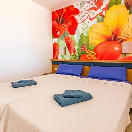 The House Of Nonni Ventura - Beachfront, Ocean View, Wi-fi, Aircon, Swimming Pool Apartment