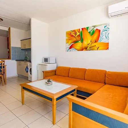The House Of Nonni Ventura - Beachfront, Ocean View, Wi-fi, Aircon, Swimming Pool Apartment