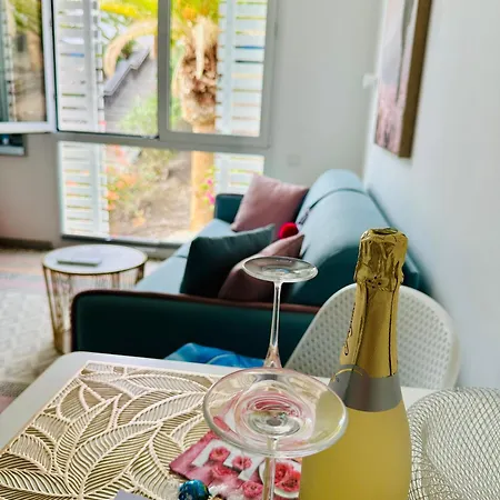 Amber - Pink Apartment